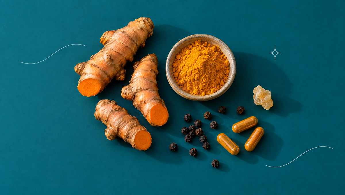 Aufsicht auf frische Kurkumawurzeln, goldenes Kurkumapulver, schwarze Pfefferkörner, Kapseln und ein Stück Weihrauchharz auf petrolfarbener Fläche – Ratgeber zu Curcuma und Bioverfügbarkeit